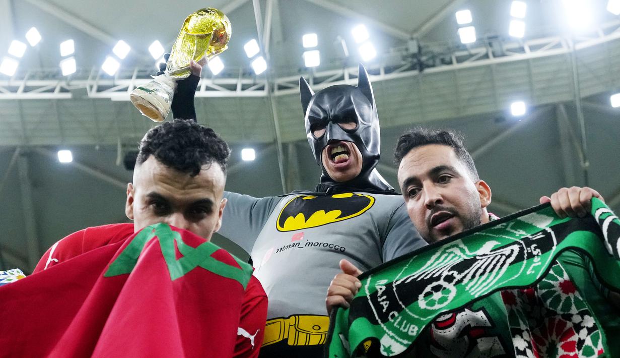 Suporter Maroko saat menyaksikan pertandingan melawan Portugal pada laga Piala Dunia 2022 di Stadion Al Thumama, Sabtu (10/12/2022). (AP Photo/Petr David Josek)