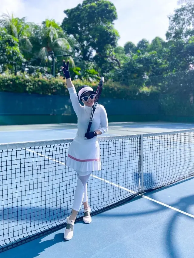 Potret Syahrini saat main tenis, penampilan tetap stylish