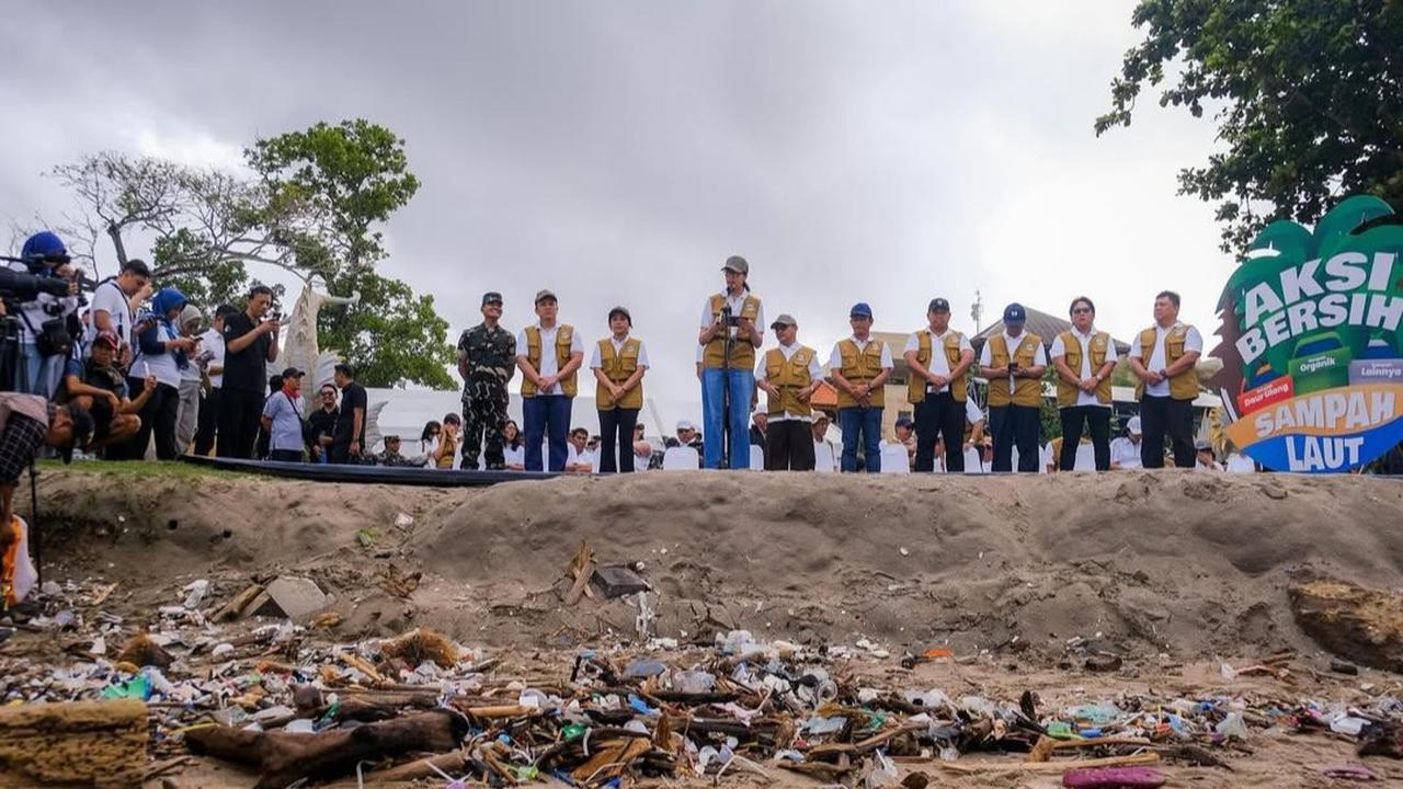 Bersih-bersih Pantai Bali