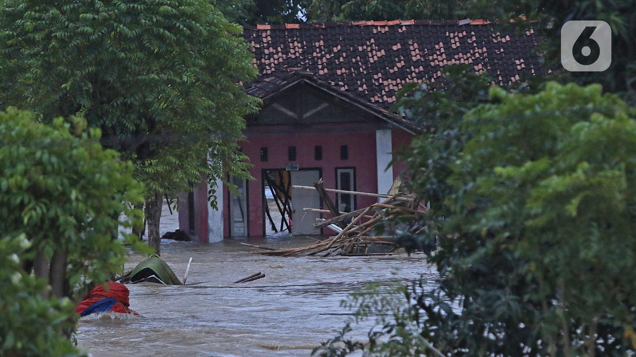 Kondisi Tanggul Sungai Citarum yang Jebol