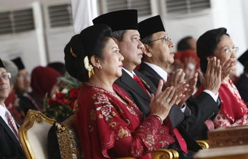 Ibu Ani mengenakan kebaya merah saat upacara kemarin. | copyright Merdeka.com