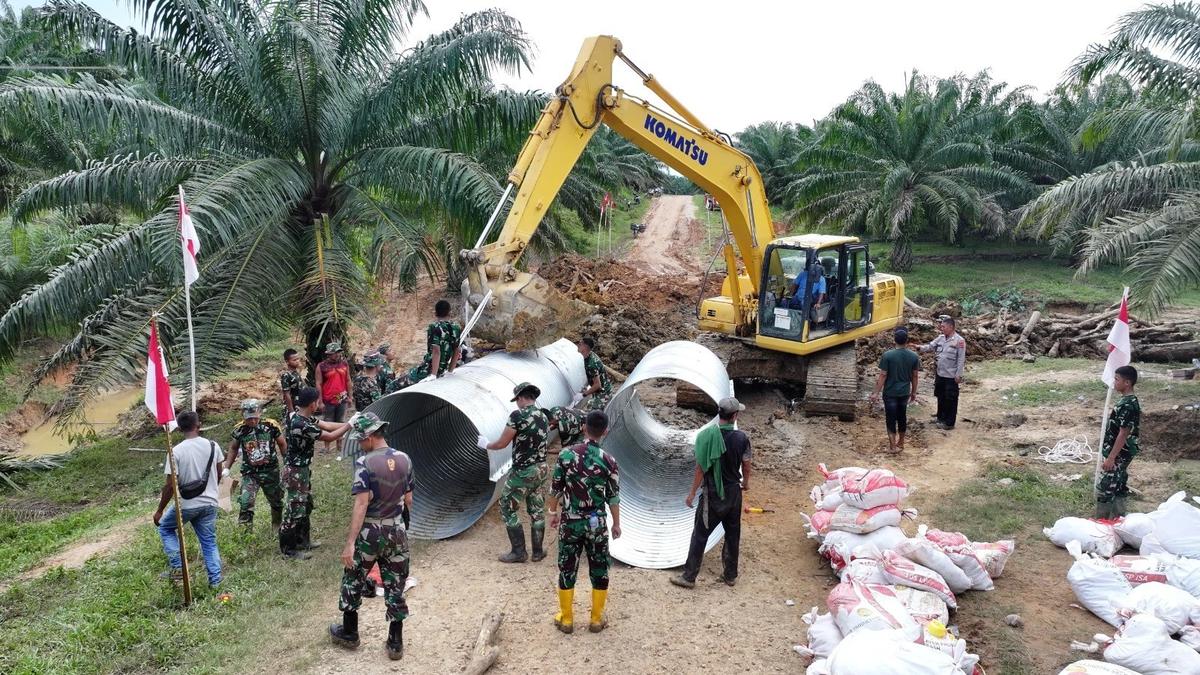 FOTO: TNI AD Rampungkan Jembatan Armco Pulihkan Akses Warga Aceh Timur