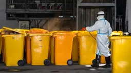 Pekerja mendisinfeksi kontainer berisi limbah medis di Wuhan Beihu Yunfeng Environmental Technology Co., Ltd. di Distrik Qingshan, Wuhan, Hubei, China, Rabu (4/3/2020). Untuk fokus membuang limbah medis virus corona (COVID-19), perusahaan menangguhkan bisnis normal mereka. (Xinhua/Cai Yang)