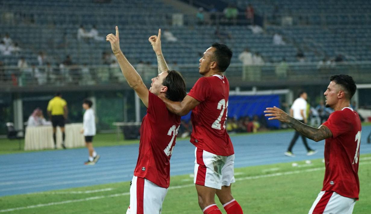 Keunggulan Kuwait tak berlangsung lama setelah Timnas Indonesia mendapatkan hadiah penalti. Wasit menganggap bahwa kiper Fahad Al Reshidi melakukan pelanggaran terhadap Rachmat Irianto. Marc Klok yang ditunjuk sebagai eksekutor pun mampu melakukan tugasnya dengan baik dan mengubah skor pertandingan menjadi 1-1 hingga berakhirnya babak pertama. (Dok. PSSI)