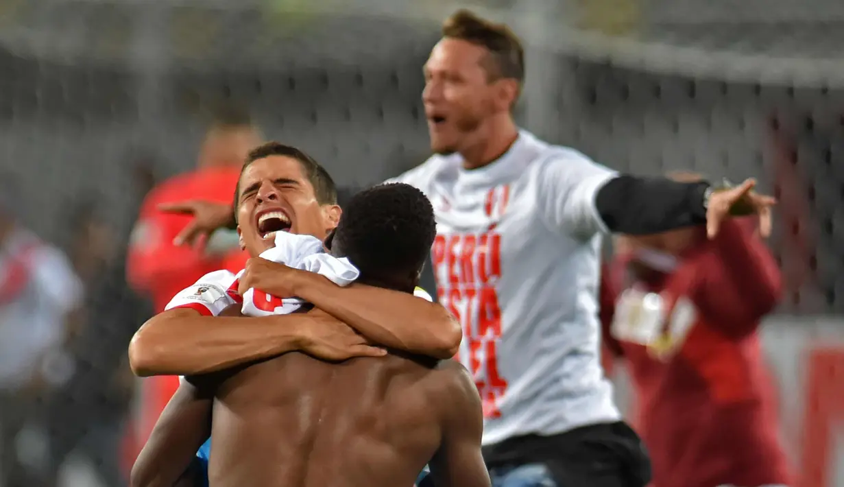 Pemain Peru berpelukan merayakan kemenangan usai pertandingan melawan Selandia Baru pada leg kedua play-off interkontinental Piala Dunia 2018 di Estadio Nacional, Lima, (15/11). Peru menang atas Selandia dengan skor 2-0. (AFP Photo/Luka Gonzales)