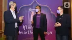 Komisaris Utama Amartha sekaligus Dirut Mandiri Capital Indonesia Eddi Danusaputro, Founder & CEO Andi Taufan Garuda Putra dan Chief Risk and Sustainability Aria Widyanto berbincang di sela-sela Iftar Dinner Amartha 11 Tahun di Jakarta, Senin (03/5/2021). (Liputan6.com)
