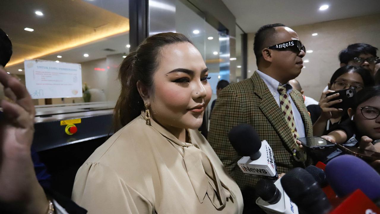 FOTO: Lisa Mariana Sambangi Mabes Polri, Jalani Tes DNA
