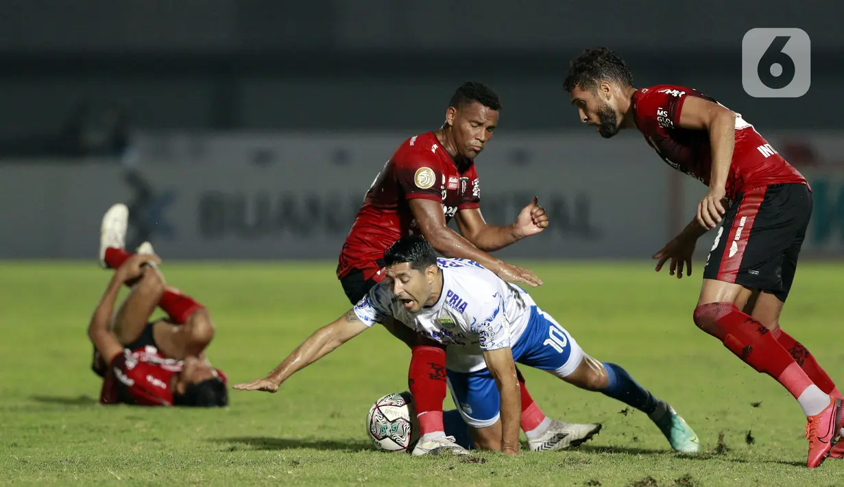 Pemain Persib Bandung Esteban Vizcarra (kedua kana) terjatuh saat berebut bola dengan pemain Bali Unted Willian Pacheco (kanan) dan Eber Bessa pada laga BRI Liga 1 di Stadion Indomilk Arena, Tangerang, Sabtu (18/9/2021). Persib Bandung ditahan imbang 10 pemain Bali United. (Bola.com/M. Iqbal Ichsan)