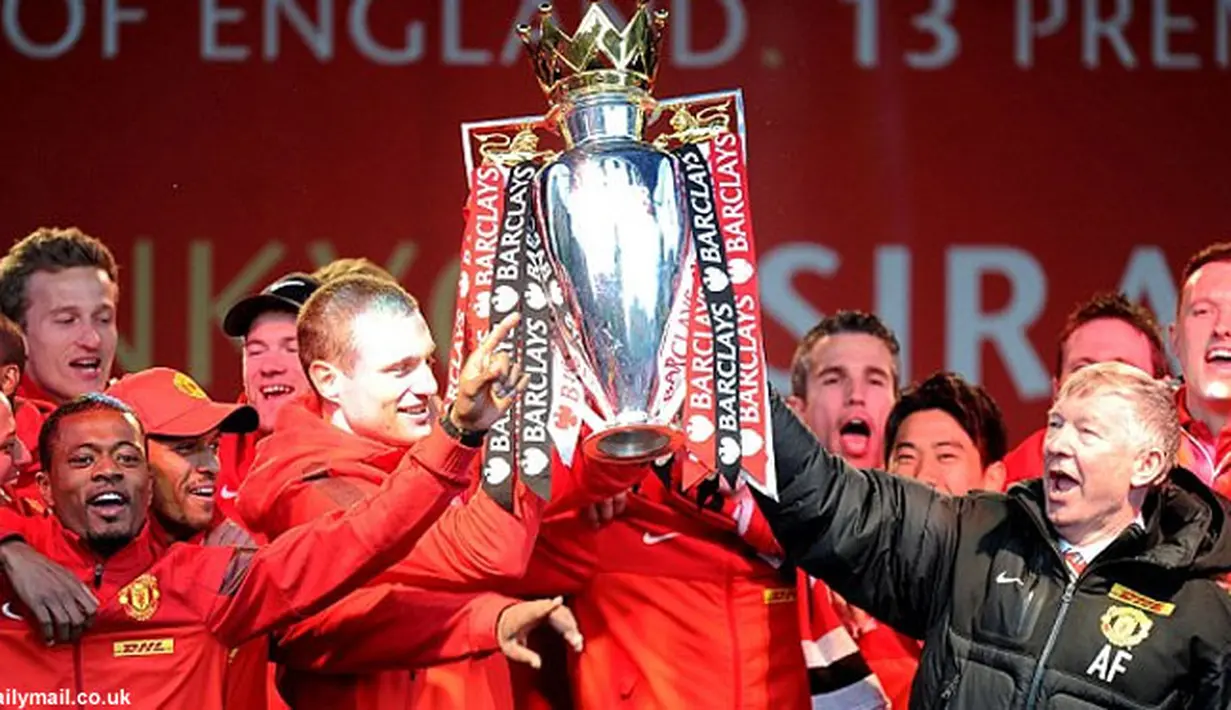 Pelatih dan pemain Manchester United mengangkat tropi Liga Premier Inggris.