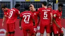 Pemain Bayern Munchen merayakan gol yang dicetak Joshua Kimmich ke gawang Borussia Dortmund pada laga pekan ke-28 Bundesliga di Stadion Signal Iduna Park, Selasa (26/5/2020) waktu setempat. Bayern Munchen menang 1-0 atas Borussia Dortmund. (AFP/Federico Gambarini/Pool)