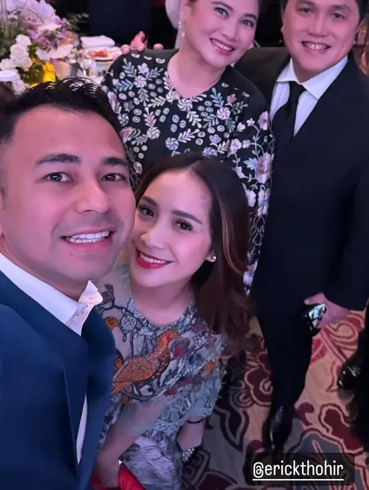 Nagita Slavina juga mengenakan floral maxi dress nuansa abu-abu. Dress keluaran Biyan bernama ‘Gunni Embellished Silk Dress’ itu ditaksir sekitar Rp49,3 jutaan. [@raffinagita1717]