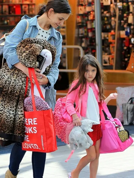 Suri Cruise kerap mencuri perhatian masyarakat dengan gaya fesyen yang girly dan sosialita.  (via instagram@cruisesuri/Bintang.com)