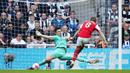 Penjaga gawang Newcastle United, Nick Pope (kiri), berhasil menggagalkan tendangan dari pemain Arsenal, Martin Odegaard, dalam laga pekan ke-35 Premier League 2022/2023 yang berlangsung di St James Park, Minggu (7/5/2023). (AP Photo/Jon Super)