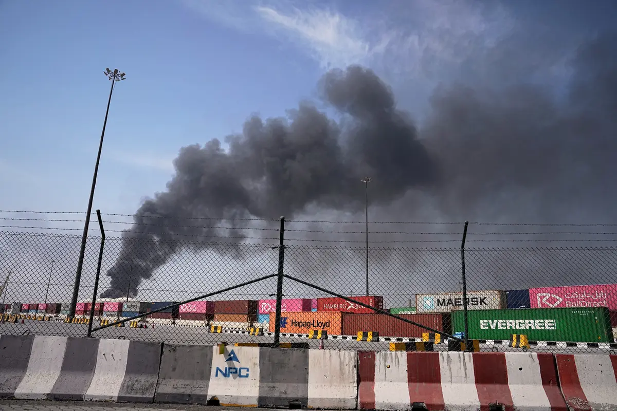 Asap mengepul setelah serangan pesawat tak berawak Iran di area pelabuhan Dubai, Uni Emirat Arab, Minggu, 1 Maret 2026. (AP Photo/Fatima Shbair)