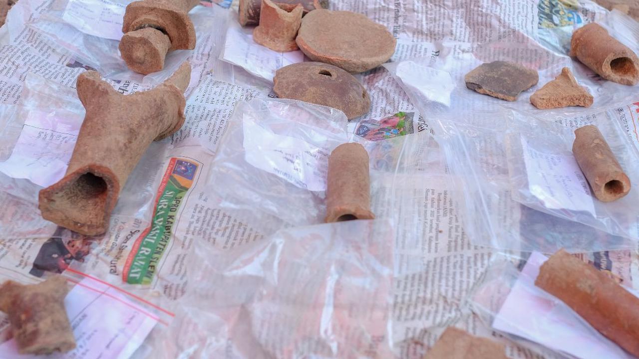 Tim Ekskavasi Situs Keputren Kawasan Cagar Budaya (KCB) Kerto-Pleret dari Dinas Kebudayaan DIY menemukan artefak fragmen gerabah diduga wadah air terbuka dengan motif hias dan ciri khas era Kerajaan Majapahit.<br>