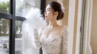 Semasa hidupnya, ia kerap bergaya glamor. Kali ini Abby Choi mengenakan gaun putih dengan detail mewah oleh perancang kenamaan asal Lebanon, Georges Hobeika. [Foto: Instagram/ xxabbyc]