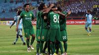 Para pemain Bhayangkara FC merayakan gol yang dicetak ke gawang Persela Lamongan dalam lanjutan TSC 2016 di Stadion Gelora Delta, Sidoarjo, Jumat (9/12/2016). (Bola.com/Fahrizal Arnas)