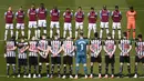 Para pemain Newcastle United dan West Ham United mengheningkan cipta untuk penghormatan pemakaman Pangeran Philip sebelum dimulainya laga lanjutan Liga Inggris 2020/2021 pekan ke-32 di St James' Park, Newcastle, Sabtu (17/4/2021). (AP/Stu Forster/Pool)