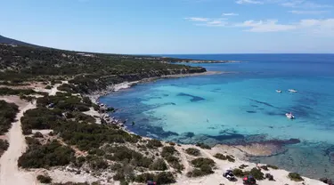 Pemandangan udara menunjukkan Semenanjung Akamas di sepanjang pantai barat Siprus (31/5/2020). Akamas adalah sebuah tanjung di ujung barat laut Siprus dengan luas 230 kilometer persegi. (AFP Photo/Etienne Torbey)