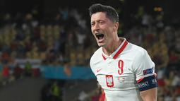 Robert Lewandowski. Striker Timnas Polandia berusia 33 tahun ini telah membuat 6 hattrick dari total 72 gol dalam 127 laga internasional. Hattrick pertamanya dibuat saat ia mencetak 4 gol ke gawang Gibraltar pada kualifikasi Piala Eropa, 7 September 2014 yang berkesudahan 7-0. (AFP/Pool/David Ramos)