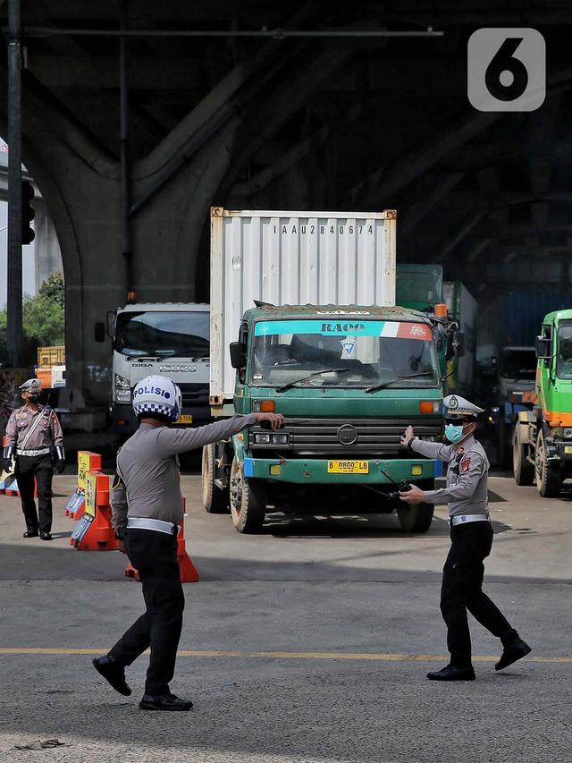 Petugas Gabungan Berjibaku Urai Kemacetan Panjang di Pelabuhan Tanjung Priok Jakarta