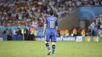 Reaksi Lionel Messi usai Argentina kalah dari Jerman pada final Piala Dunia 2014, di Estadio do Maracana, Rio de Janeiro, Brasil (13/7/2016). Messi membatalkan pensiun dari timnas Argentina.  (EPA/Antonio Lacerda)