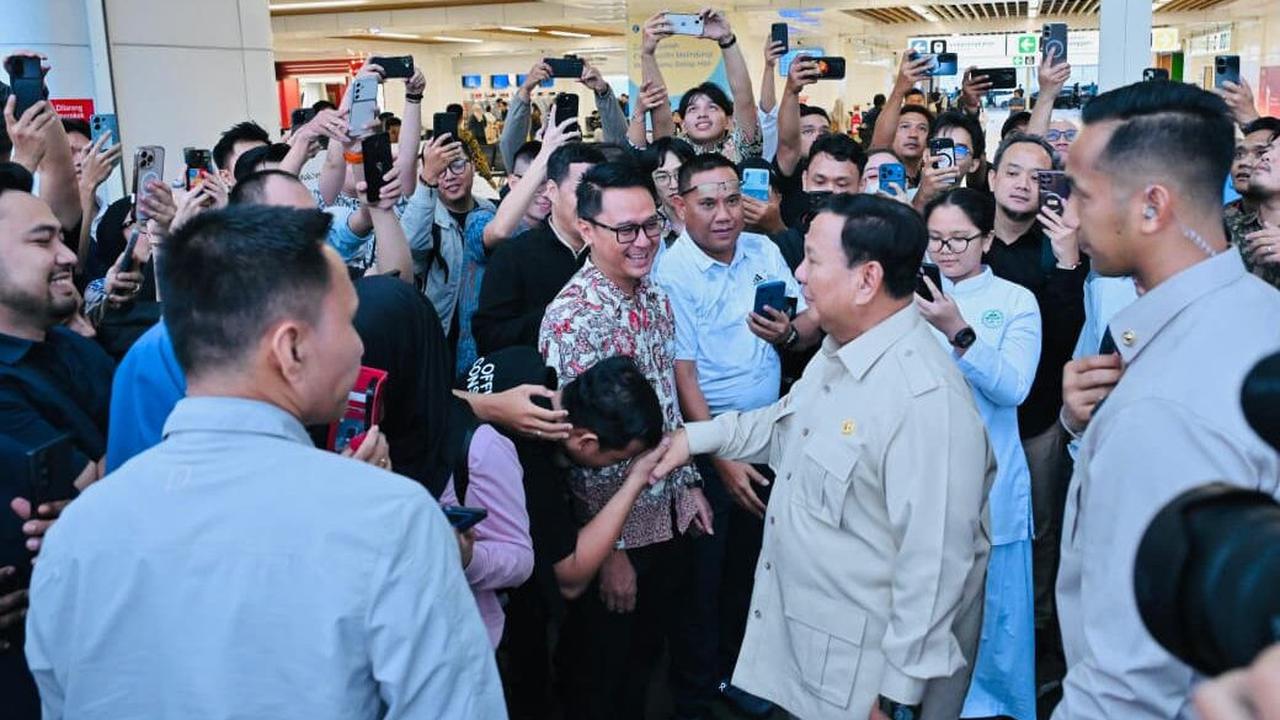 Usai Agenda di Cimahi, Prabowo Naik Whoosh dan Menyapa Warga di Stasiun Halim