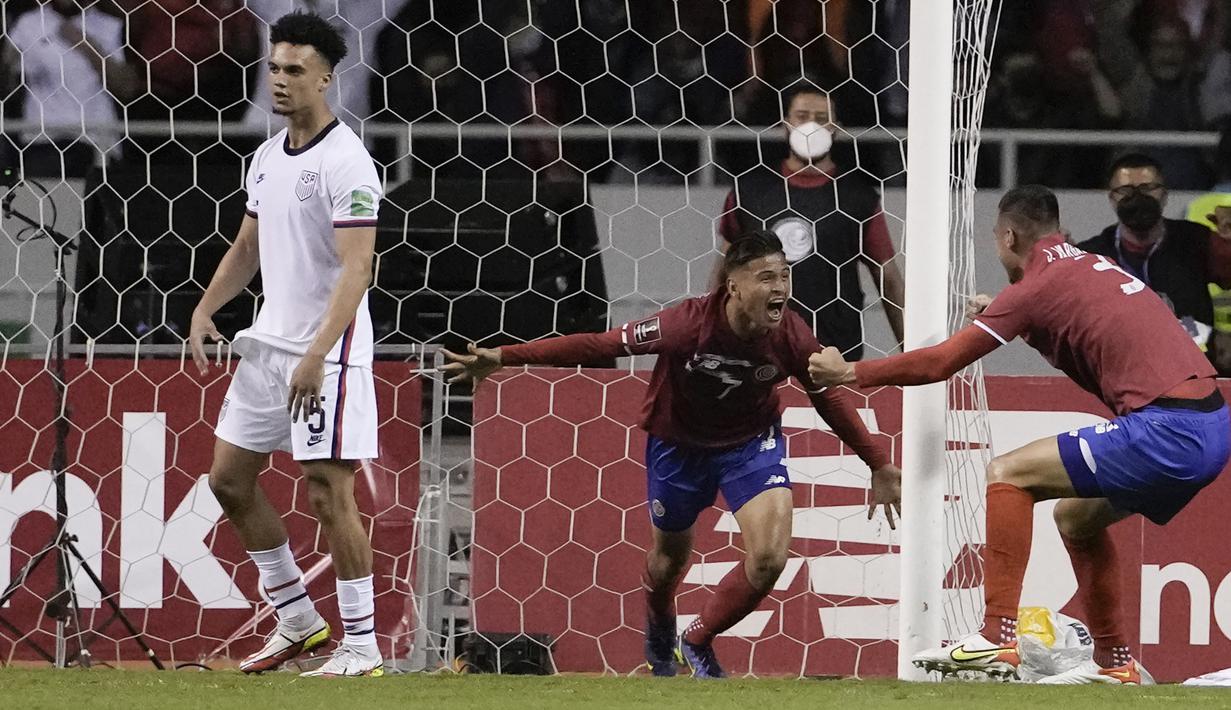 Sementara gol kedua dicetak oleh Anthony Contreras (tengah) pada menit ke-59. (AP/Moises Castillo)