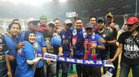 Wali Kota Malang, Mochamad Anton membuka baju dan membaur dengan Aremania saat merayakan Arema juara.