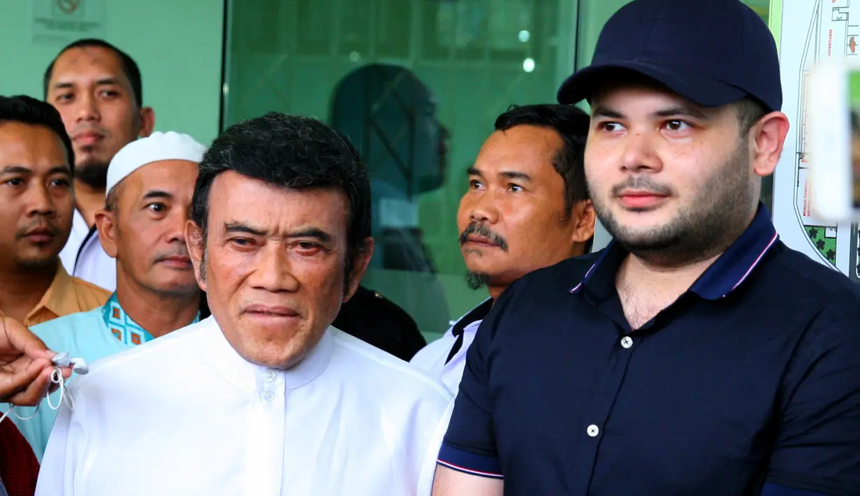 Putra Rhoma Irama, Ridho Rhoma dinyatakan telah bebas dan keluar dari Rumah Sakit Ketergantungan Obat (RSKO) Cibubur. Anak Raja Dangdut tersebut keluar setelah sekitar enam bulan menjalani rehabilitasi. (Nurwahyunan/Bintang.com)