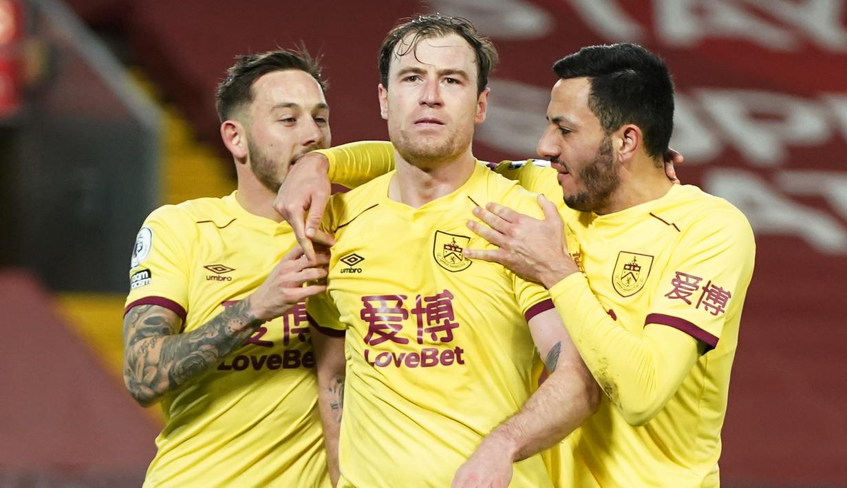 Striker Burnley, Ashley Barnes (tengah) melakukan selebrasi bersama rekan setim usai mencetak gol ke gawang Liverpool lewat eksekusi penalti dalam laga lanjutan Liga Inggris 2020/21 di Anfield Stadium, Liverpool, Kamis (21/1/2021). Burnley menang 1-0 atas Liverpool. (AFP/Jon Super/Pool)