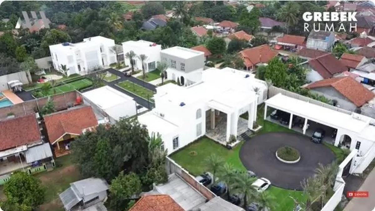 Potret Rumah Mewah Ustaz Solmed, Berfasilitas Lengkap dan Ada Pom Bensin Mini