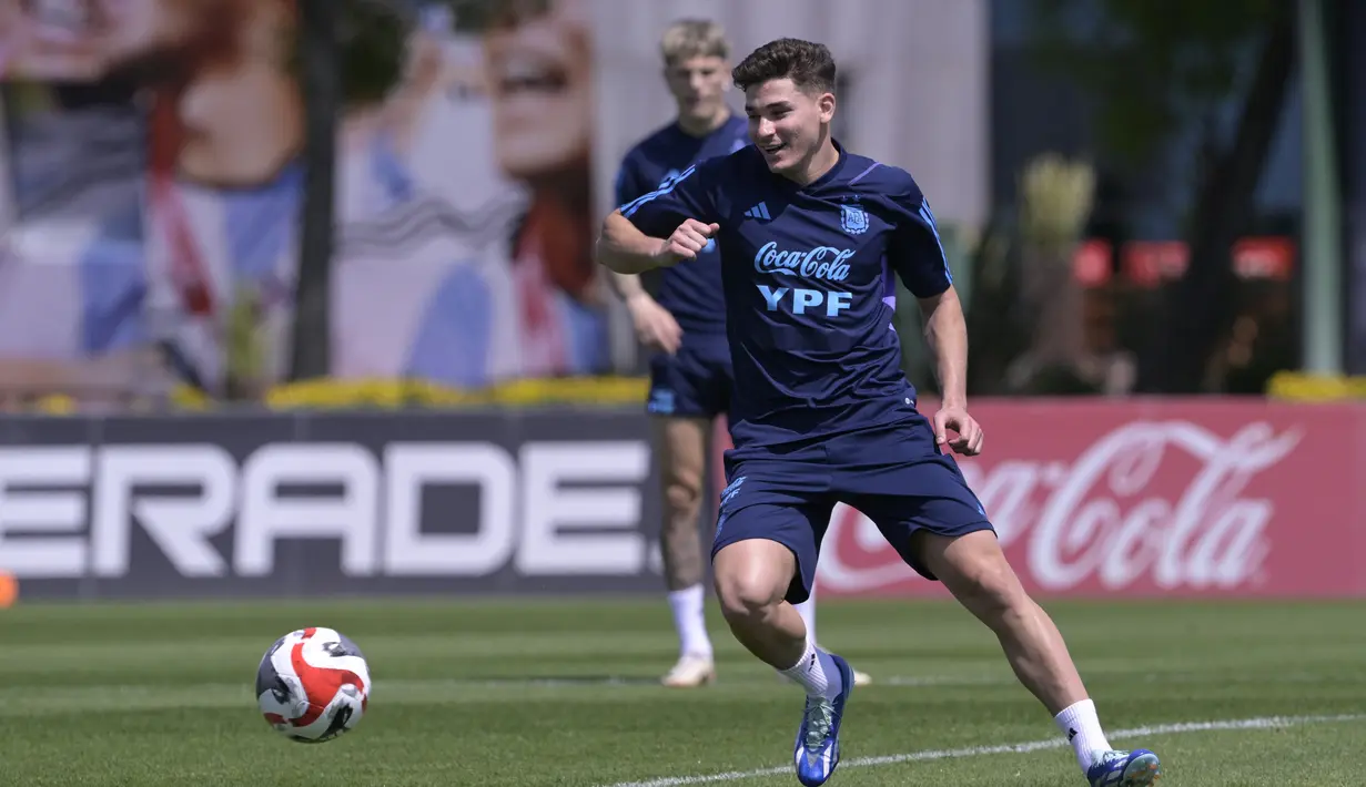 Argentina akan berusaha meraih empat kemenangan berturut-turut di Kualifikasi Piala Dunia 2026 ketika mereka bertandang ke Peru. (JUAN MABROMATA / AFP)
