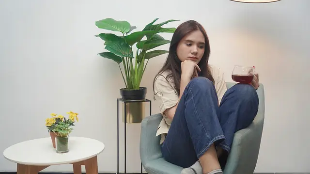 wanita november teh melamun