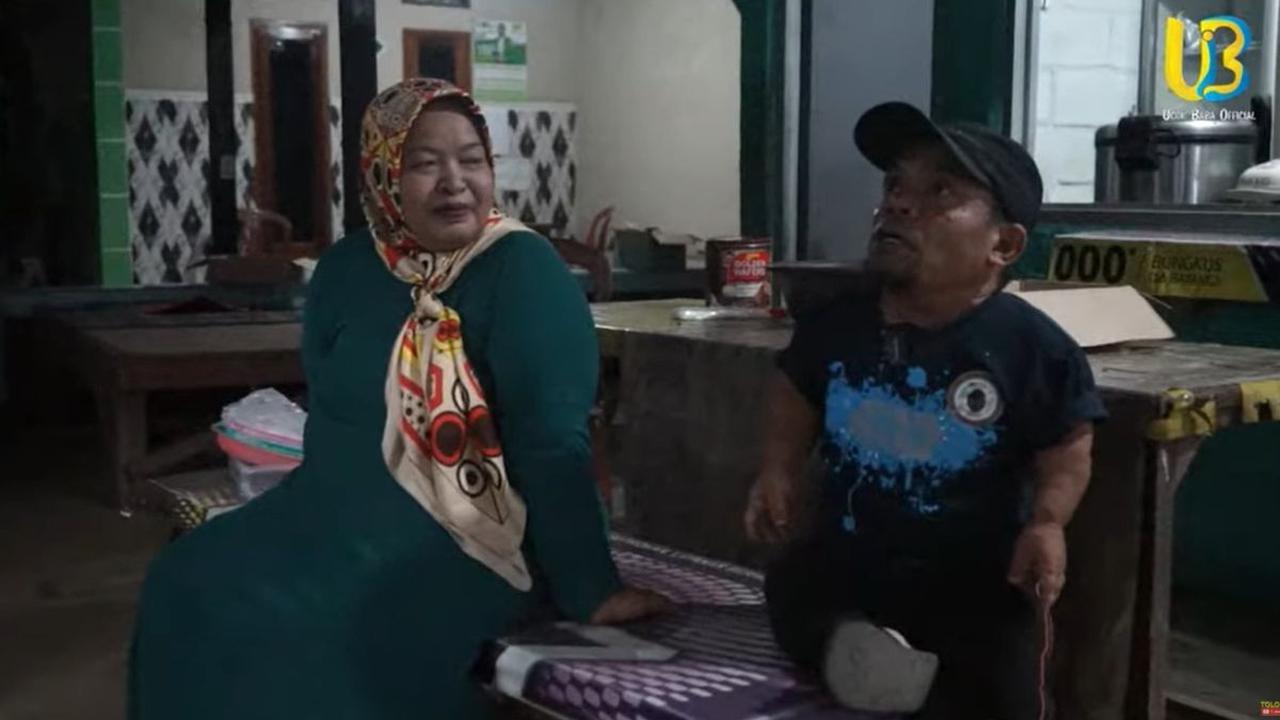 Tak lama kemudian, Adam pun mengakhiri aksinya. Ucok Baba kemudian datang menghampiri ibu pedagang takjil.&nbsp;<br>