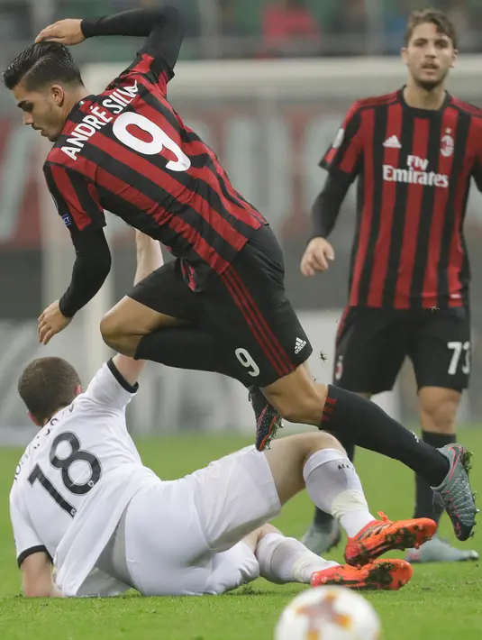 Pemain AC Milan, Patrick Cutrone bereaksi selama pertandingan Grup D Liga Europa melawan AEK Athens di San Siro, Kamis (19/10). AC Milan yang menguasai jalannya pertandingan hanya mampu meraih hasil imbang 0-0 atas AEK Athens. (AP Photo/Luca Bruno)