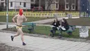 Seorang peserta pria mengenakan tutup wajah mengikuti lomba Underpants Run di tepi sungai Danube di Beograd, Serbia (4/2). (AP Photo/Marko Drobnjakovic)