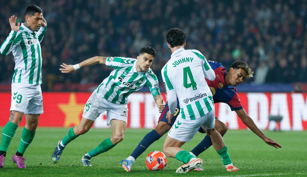 Barcelona harus puas dengan hasil imbang 1-1 saat menjamu Real Betis pada lanjutan Liga Spanyol di Estadi Olimpic Lluis Companys, Minggu (6/4/2025) dini hari WIB. (AP Photo/Joan Monfort)