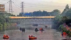 Ratusan personel gabungan TNI/ POLRI dan petugas penanganan prasarana dan sarana umum (PPSU) mengangkat sampah liar di Kanal Banjir Barat kawasan RPTRA Kalijodoh Jakarta, Sabtu , 15 Agustus 2026. (KLY/ Arie Basuki).