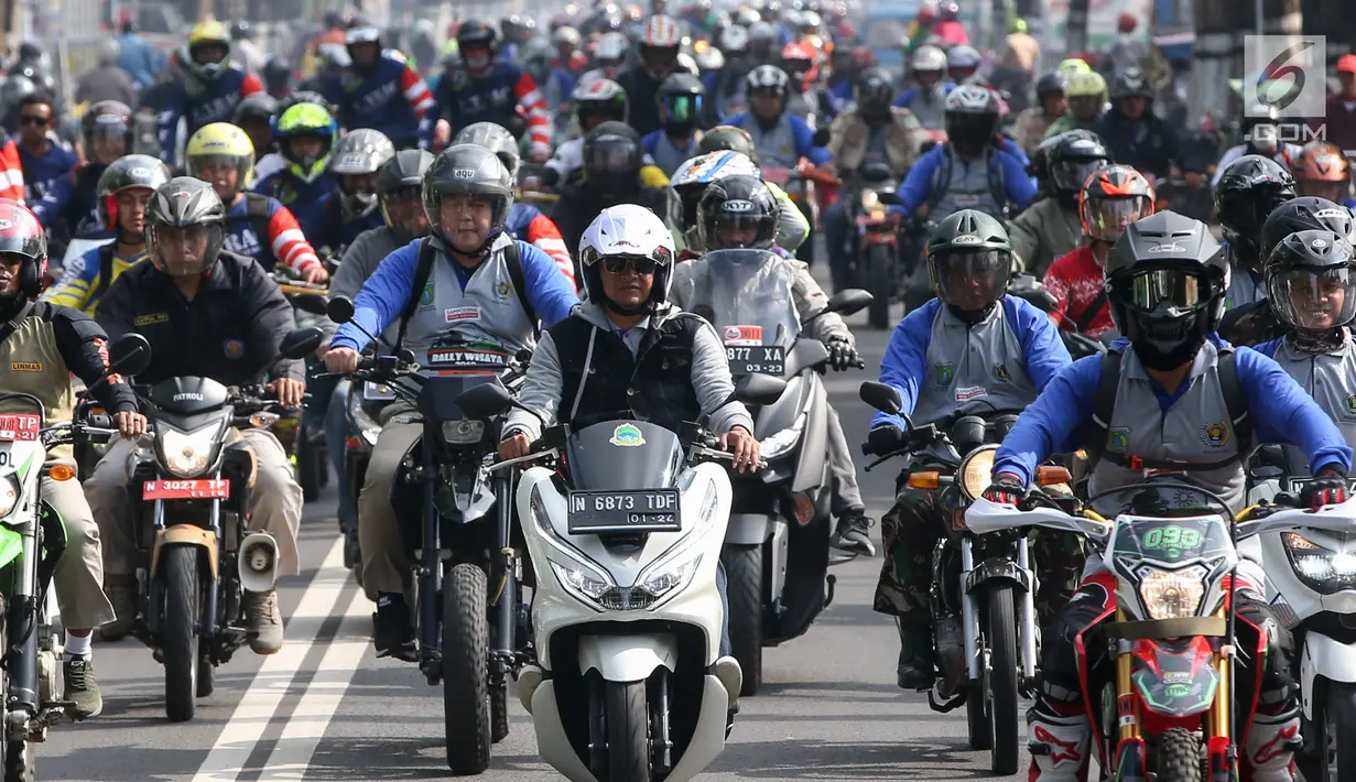 Bupati Pasuruan M Irsyad Yusuf (tengah) didampingi Manager Hubungan Daerah dan CSR PT HM Sampoerna Tbk Arief Triastika saat mengikuti rally wisata dalam rangka Hari Pers Nasional 2019 di Pasuruan, Jatim, Minggu (3/2). (Liputan6.com/HO/Ading)