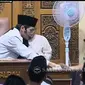 Arjun saat dibimbing Gus Iqdam dalam proses mualafnya (TikTok)