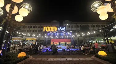 Pengunjung menikmati makanan di area Food Street di Pulau D reklamasi atau Pantai Maju, Jakarta, Selasa (29/1). Ada lebih dari 30 kios di Food Street Pantai Maju yang beroperasi setiap hari pukul 17.00-24.00 WIB tersebut. (Merdeka.com/Iqbal S. Nugroho)