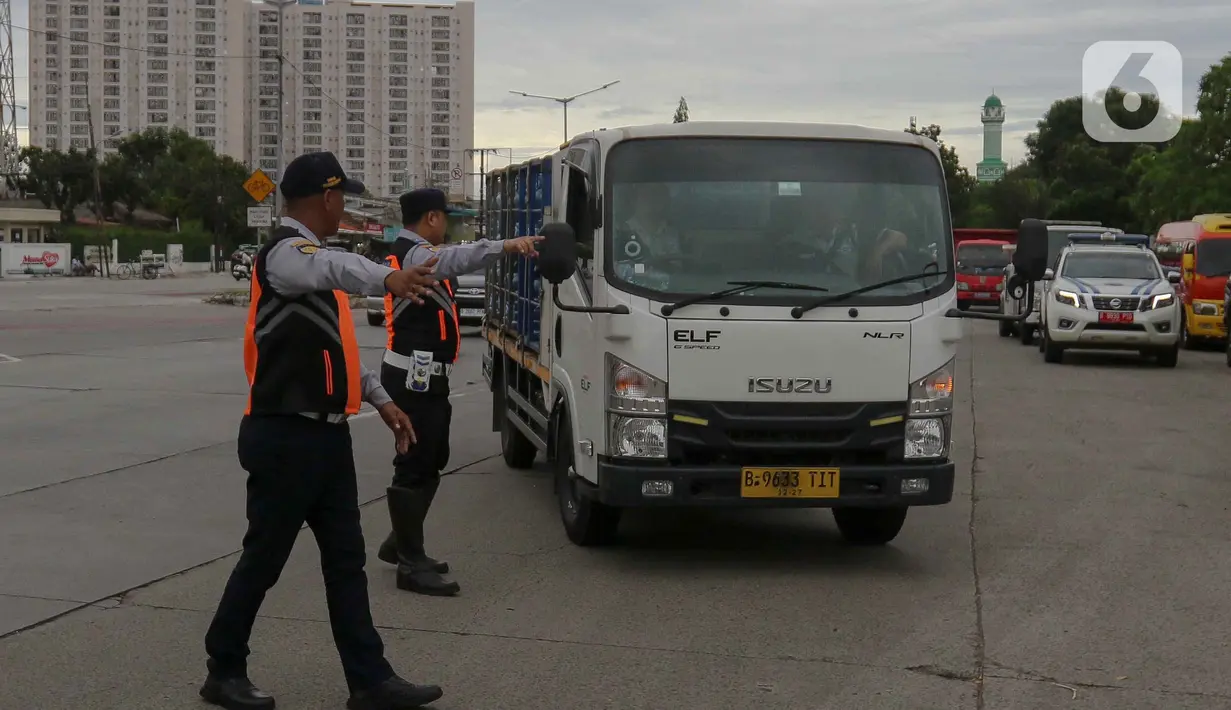 Dinas Lingkungan Hidup (DLH) DKI Jakarta melakukan kegiatan uji emisi kendaraan bermotor di Jakarta. (Liputan6.com/Herman Zakharia)