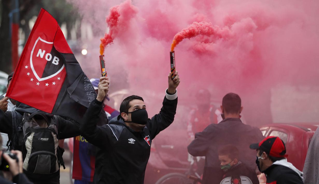 Suporter Newell's Old Boys melakukan aksi turun ke jalan di Rosario, Argentina, Kamis (27/8/2020). Dalam aksi tersebut mereka meminta klub memboyong kembali Lionel Messi. (AP Photo/Natacha Pisarenko)