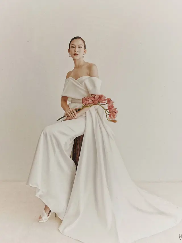 6 Potret Prewedding Karina Nadila Berkonsep Serba Putih, Tampil Elegan