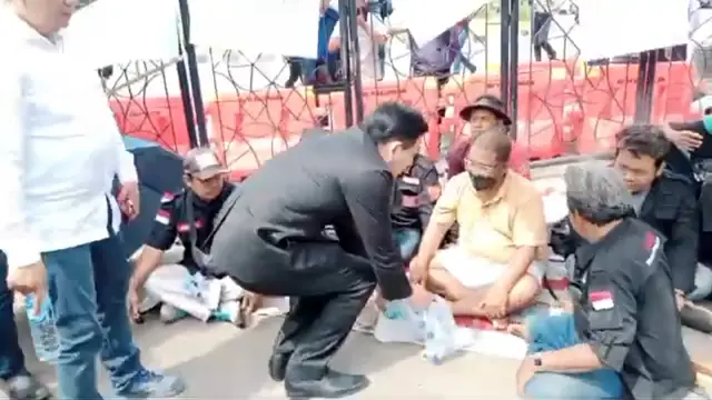 Aksi mogok makan yang dilakukan oleh pendemo di depan gedung DPRD Kabupaten Indramayu mendapatkan respon dari Lucky Hakim.