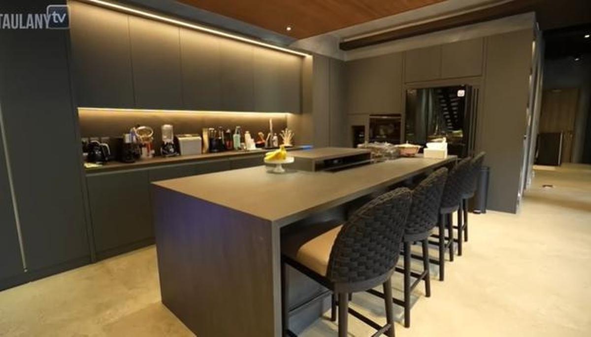 5 Potret Dapur dan Ruang Makan di Rumah Atta Halilintar, Modern Minimalis tapi Mewah