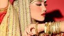 Pose Fuji ini layaknya bintang Bollywood. Dibidik semi-closeup, tampak jelas Fuji sengaja tak mau melihat kamera. Seolah sedang menari, ia menempatkan tangan kanan melintang di atas jidat sementara tangan kiri “menggarisbawahi” dagu. Bibirnya sedikit menganga, memberi kesan seolah sedang melantun lagu. Menyanyi sambil menari, begitulah kira-kira. (Foto: Dok. Instagram @riomotret)