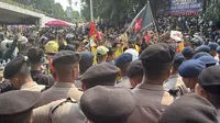 Massa Bentangkan Merah Putih Panjang Datangi Gedung DPR
