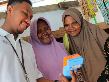 Ragaia Sosir menjalankan peran sebagai BRILink Agen di Kampung Arar, Sorong, Papua Barat Daya. Melalui kiosnya, warga dapat melakukan sejumlah transaksi seperti penarikan, pengisian saldo, pembelian pulsa dan token listrik tanpa harus menyeberang dan bepergian jauh. (Sumber: BRI/Advertorial)